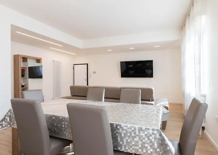 Residenza Alexander Luxury 2 شقة *