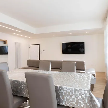 Residenza Alexander Luxury 2 アパート *